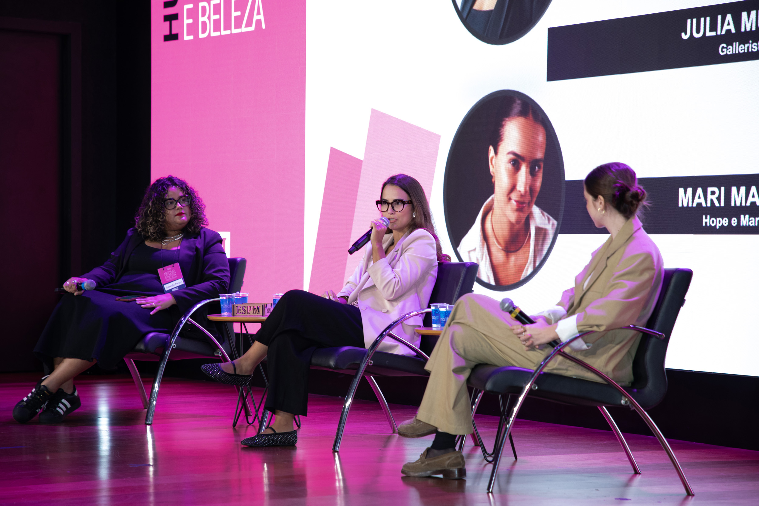 Mariana Magon em palestra